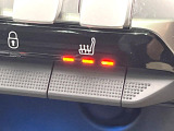 ●フロントシートヒーティング:運転席・助手席共に三段階で調節が可能なシートヒーターを装備しております。季節を問わず快適にご使用いただけます。