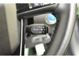 アダプティブクルーズコントロール機能付きです。走行中に先行車の様子を検知しながら、設定した車速の範囲内で先行車との距離のキープを支援します。詳細は販売店スタッフまでおたずねください。