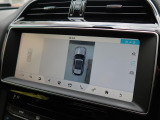 ボディの目立たない位置に設置された4台のデジタルカメラにより、車の周囲360度のオーバーヘッドビュー表示。それぞれのカメラを単独もしくは2か所表示することも可能。狭い場所や出入口なども安心できます!