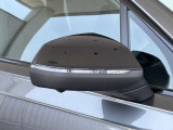 ●アウディサイドアシスト『後方の死角を並走する車両を検知しドアミラーの内側のLEDが点灯。ドライバーに注意を促し事故を未然に防ぐシステムです。』