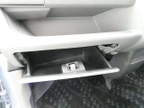 車検証などが収納できるグローブボックスです。