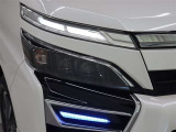 Bi-Beam LEDヘッドランプのレンズカバーをブラックに変更され、LEDクリアランスランプにメッキエクステンションが施されています。