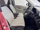 ゆったりと座れる運転席シートですのでストレスなく運転が出来ますよ!