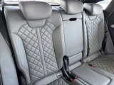 ●リアシート『フロントシート同様に固めの座り心地でホール性の高い設計。コンパクトボディながらも膝前スペースもしっかり確保されています。2人乗車可能』