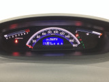 真ん中にスピードメーターを配した、見やすいメーターになっています。中央のインフォメーション画面でオドメーターや燃費などの情報を確認できます。