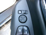 電動格納式ミラーなので、対向車などとのすれ違い時にも便利です。