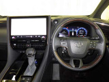 運転の際、常に目にする部分だけにシックで飽きのこないデザインが良いですね。