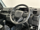 【インパネ】運転のしやすさを最優先に設計された見晴らしの良いフロントビュー。車両間隔が掴みやすく狭い道でも安心♪「安全」と「品質」を最優先に、安心してお乗りいただけるクルマを提供いたします。