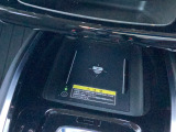 ワイヤレス充電器が装備されています。Qi規格ですのでiPhone、androidスマホの充電が可能です。(お使いの機種によっては対応しておりませんのでご了承ください。)
