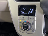 【オートエアコン】一度お好みの温度に設定すれば、車内の温度を検知し風量や温度を自動で調整。暑い&hellip;寒い&hellip;と何度もスイッチ操作をする必要はありません。快適な車内空間には必須の機能ですね♪