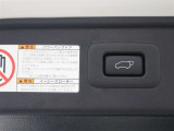 パワーバックドア(挟み込み防止機能付)を装備しています。操作はスマートキー、オーバーヘッドコンソール部、バックドア内側下部の各スイッチで行えます。