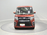 【タントカスタム】スタイリッシュな佇まいで乗るたびに気分を高めてくれるお車です。雪国に心強い4WDモデルで、毎日の通勤や冬道のお出かけも安心感を持って運転していただけます。