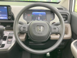 インテリアに合わせたデザインのステアリングは、運転される方のことも考え、運転しやすい形状、大きさです。是非一度、実際に触ってお確かめください。