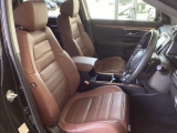 ゆったり座れる本革セパレートシートは、運転席8ウェイ、助手席4ウェイのパワーシートです。