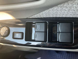 運転席側ドアの内側には、全席のパワーウィンドウスイッチや、ちょっとした小物入れも付いてます。内張生地も軽と思えない品質です★