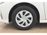 【ホイールカバー】純正なので車に似合うデザインになっていますね。スタッドレスタイヤもご相談下さい。