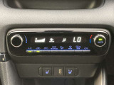 オートエアコンは温度を設定するだけで、自動で風量などを設定してくれます。運転しながら操作も必要ないので、安全性も向上します。