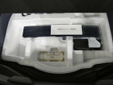 パンク修理剤とエアーポンプのセットです。スペアタイヤは装備していませんが空いたスペースを小物入れとして使用できます