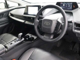 視線を前方に誘導する、トップマウントメーターを起点とし、安全確認がしやすく、運転に集中できる構成に。最大限走りの良さを楽しむことができます。