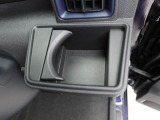 カップホルダーは運転席や助手席からちょうど手の届く位置です!!