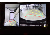 パノラミックビューモニター付きです。車両を上から見たような映像をディスプレイ画面上に表示。運転席からの目視だけでは見にくい、車両周辺の状況をリアルタイムでしっかり確認できます。