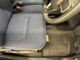 運転席シート足元です。