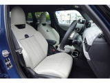 【運転席シート】人間工学に基づき形成した形状が長時間のドライブ疲労も軽減します。すべての走りを特別な出来事に変える様に設計されています。