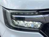 【LEDヘッドライト】悪天候や夜間走行時も良好な視界を確保し安心して運転できる高輝度LEDヘッドライトを装備!点灯速度が早く、消費電力も抑えられています。