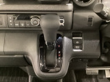 CVT車のセレクトレバーです。低速から高速まで、変速ショックのないスムーズな走りと、エンジン効率のよい領域を維持して燃費にも貢献します。サイドブレーキはスイッチ操作の電子制御パーキングブレーキです。