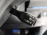 クルーズコントロール機能付きです。走行中に先行車の様子を検知しながら、設定した車速の範囲内で先行車との距離のキープを支援します。詳細は販売店スタッフまでおたずねください。