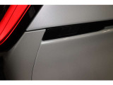 【パワーバックドアスイッチ】パワーバックドアの開閉スイッチを車両側面両側に設置。車両の横に立って操作でき、任意の位置で安全に停止させることができます。