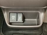 アクセサリーソケットはUSBのアダプターなどをつければ、スマホの充電にも使えます。横にはナビゲーション用の外部入力可能なUSB端子がついており、周辺には物が置けるボックスがついています。
