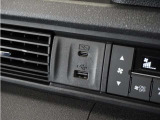 ◆USB接続端子◆スマホやiPodなどを接続して、いつもの音楽を車内でもお楽しみいただけます♪