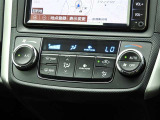 オートエアコンを装備しておりますので、四季を通じて車内を快適な温度に保つことが出来ます!高級感が有りますね!