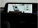 パノラミックビューモニター装備!サイドクリアランスビュー/コーナリングビュー・車両に取り付けたフロント、サイド、バックカメラの映像を合成して画面上に表示させ、車両をうしろ上空から見たような映像を表示。