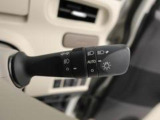 【オートライト】 周囲の明るさに応じて、ヘッドランプを自動的に点灯・消灯します。また、エンジン切ると、ヘッドランプを自動的に消灯し、バッテリー上がりを防ぐヘッドランプ自動消灯システム付きです。