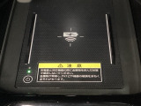 センターコンソールにはワイヤレス充電器を装備してます。Qi(チー)規格対応のスマートフォンなどを置くだけでワイヤレスで充電可能です。またスマートフォンの充電可能なUSB端子なども別途装備しています。