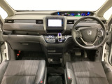 車内は光触媒抗菌消臭施工済です。スタイリッシュなデザインでスポーティなインパネ周りを演出します。グローブボックスやカップホルダーのほかにトレーなどたくさんの収納スペースが付いています。