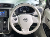 インテリアに合わせたデザインのステアリングは、運転される方のことも考え、運転しやすい形状、大きさです。是非一度、実際に触ってお確かめください。