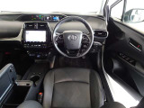 革巻き(合皮製)ステアリングで快適な操作性の運転席です。