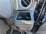 運転席のドリンクホルダーです。