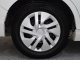 ホイールは車のデザインにマッチした専用タイプです。
