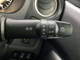 【オートライト】車のセンサーが周囲の明るさを感知し、自動でヘッドライトを点灯・消灯する機能です。この機能は夕暮れ時の交通事故が多い時間帯の安全性を高めてくれます。