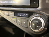 【オートエアコン】一度お好みの温度に設定すれば、車内の温度を検知し風量や温度を自動で調整。暑い&hellip;寒い&hellip;と何度もスイッチ操作をする必要はありません。快適な車内空間には必須の機能ですね♪