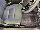 運転席シート足元です。