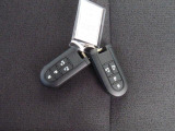電子キーをポケットやカバンに入れているだけで、ドアの開錠・施錠が行えます。荷物を抱えていてもラクラク開閉です。エンジン始動も行えます。
