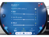 【ヘッドアップディスプレイ】ドライバーが常に面皰の道路状況に集中できる、現在の車速・ナビゲーションのルート案内の矢印表示、曲名やラジオ局のリストなど様々な情報をドライバーの視界内に直接表示いたします。