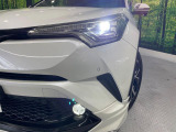 【LEDヘッドライト】悪天候や夜間走行時も良好な視界を確保し安心して運転できる高輝度LEDヘッドライトを装備!点灯速度が早く、消費電力も抑えられています。