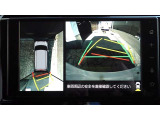 車を上から見下ろした視点で駐車をサポートするパノラマビューを搭載。運転席から確認しにくい車両周囲の状況を確認できます。