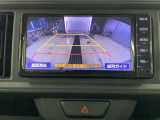 バックモニターで、後方を確認しながら安心して駐車することができます。※カメラが映し出す範囲は限られています。必ず車両周辺の安全を直接確認してください。